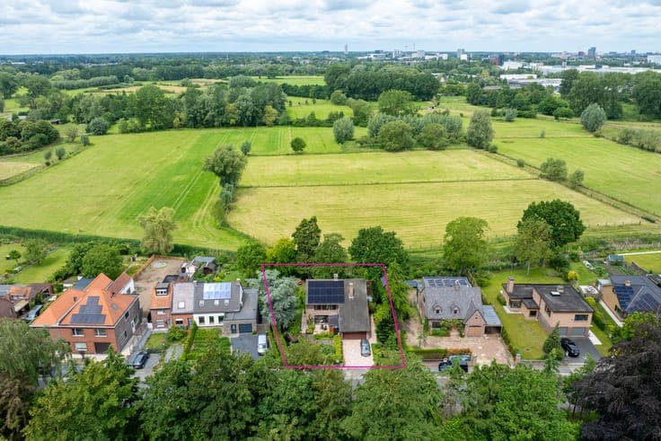 Uitstekend gelegen woning met 4 slaapkamers en een pracht...
