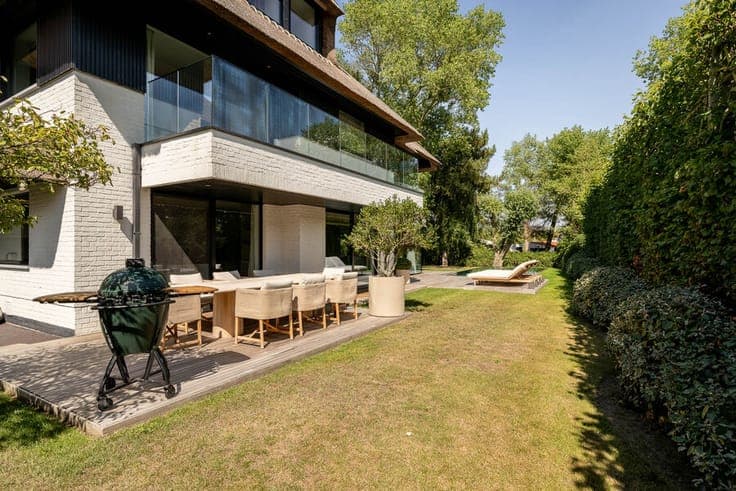 Stunning recently built contemporary villa with timeless fin