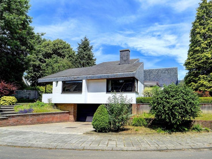 Modernist villa near Tervuren center and the Arboretum