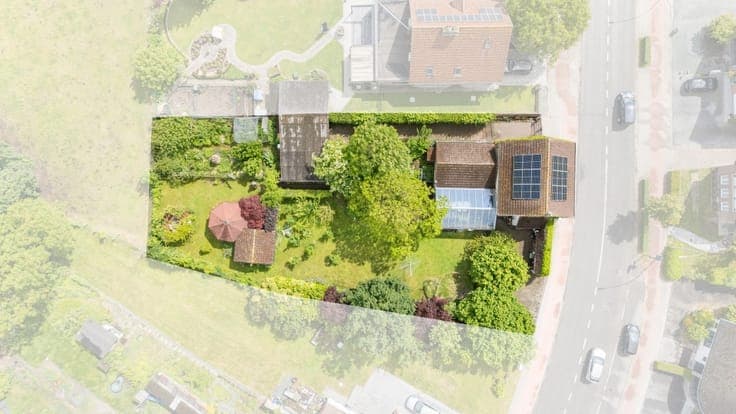 Charming home with 4 to 5 bedrooms on a green plot