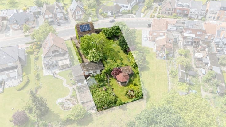 Charming home with 4 to 5 bedrooms on a green plot