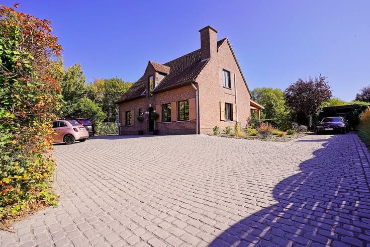 Tijdloze villa met vier slaapkamers en aangename tuin in ...