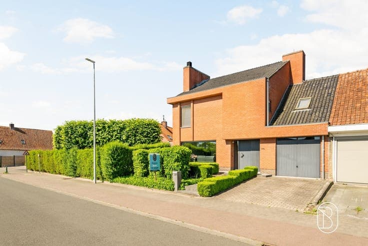 Ruime instapklare gezinswoning met garage en oprit