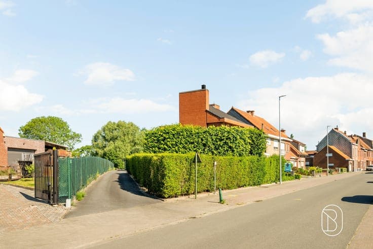 Ruime instapklare gezinswoning met garage en oprit
