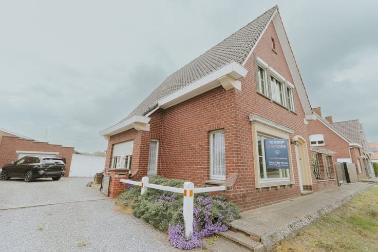 MOOIE KANS, RUIME GEZINSWONING vraagt een moderne UPDATE