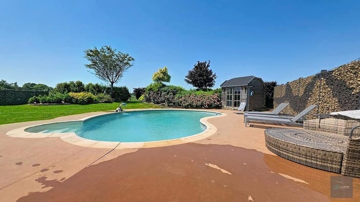 Propriété avec maison 280 m², entrepôt 170m² + appart 2 ch