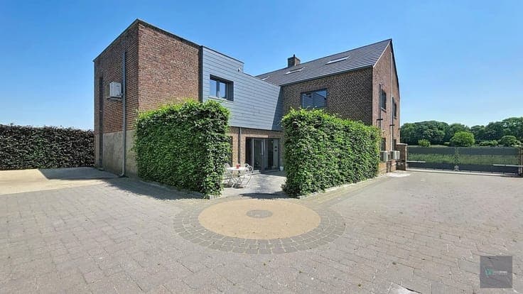 Propriété avec maison 280 m², entrepôt 170m² + appart 2 ch