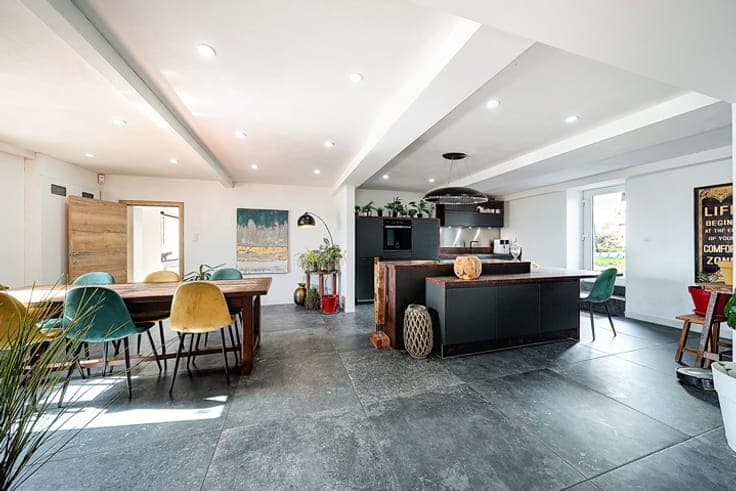 Spacious detached house with large garden.