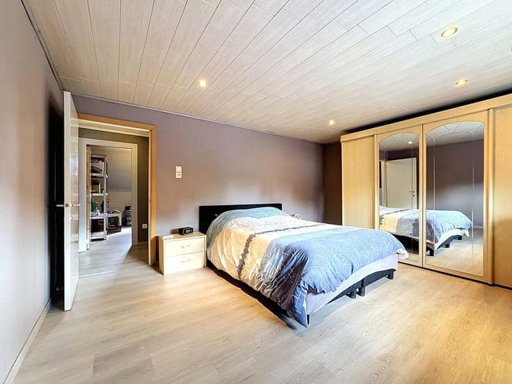 Halfopen bebouwing met 5 slaapkamers, ruime garage en gro...