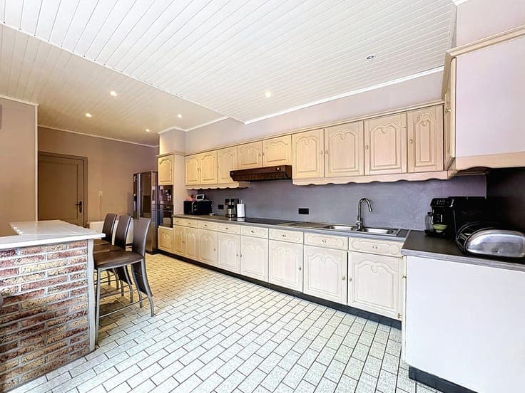 Halfopen bebouwing met 5 slaapkamers, ruime garage en gro...