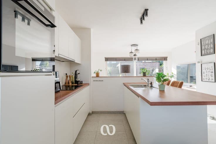 Modern energy-efficient house with 3 bedrooms