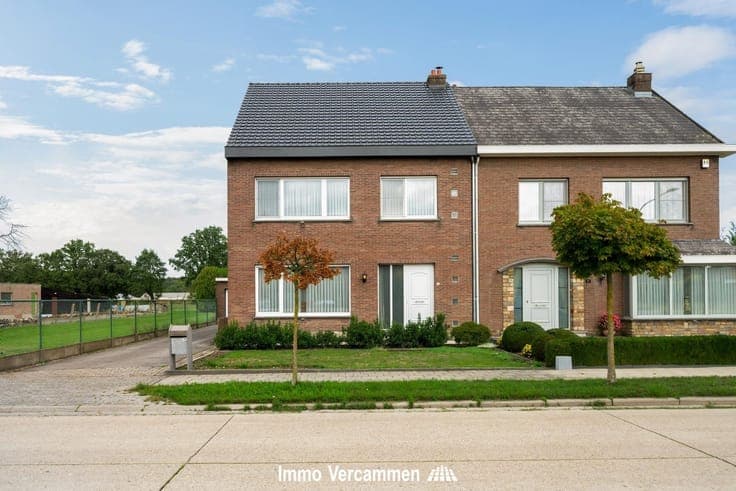 Goed onderhouden, halfopen bebouwing te Sint-Katelijne-Waver