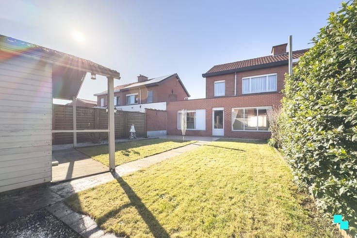 Rust gelegen woning met garage te Kachtem