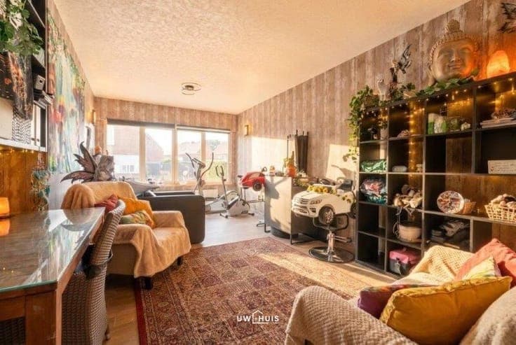 Spacious family home with 7 bedrooms, large garage, and roof