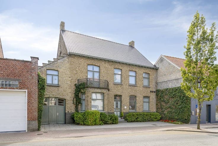 Charming 7-bedroom home with authentic elements and a spacio