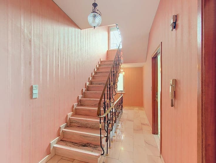 Spacious House to Renovate with Terraces and 4 Garages – Ans