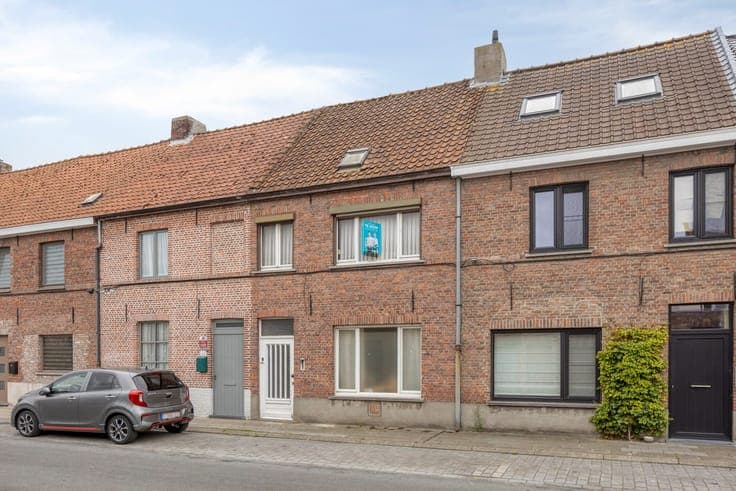 Af te werken woning met uitweg achteraan te Sint-Kruis.