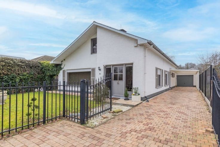 Renovated detached villa with heated swimming pool