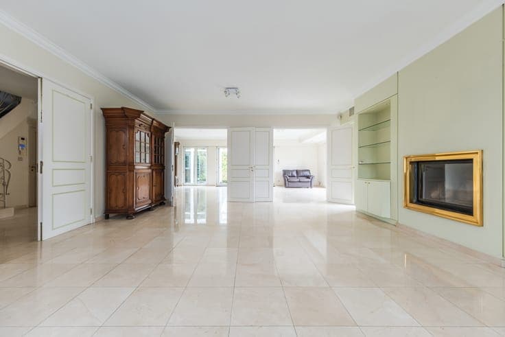 3-facade house, 6 bedrooms, with large garden and pool