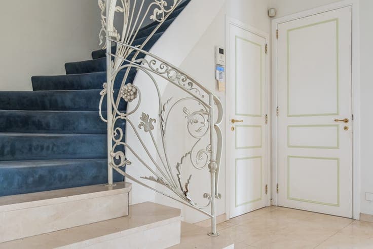 3-facade house, 6 bedrooms, with large garden and pool