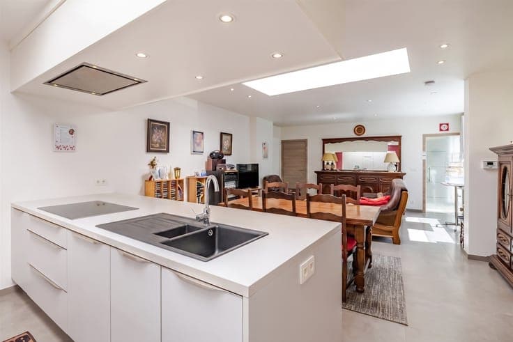 House with a garage and 3 bedrooms in downtown Moerbeke