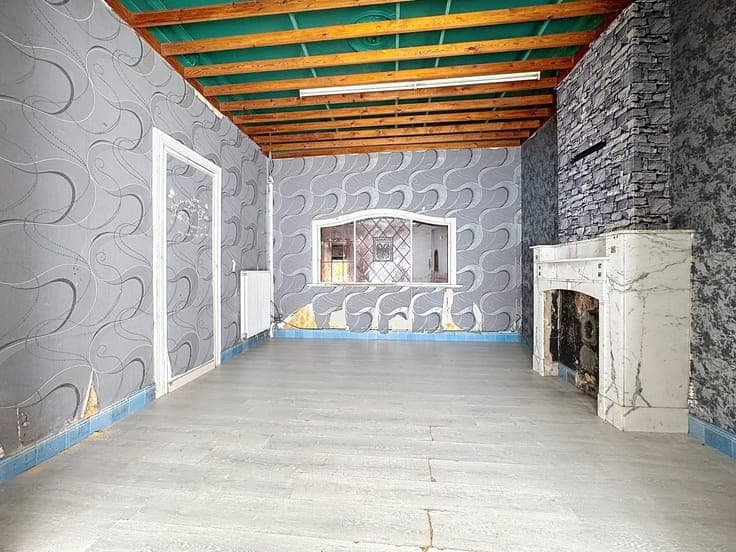 Massive 5-bedroom home in need of renovation with a garden