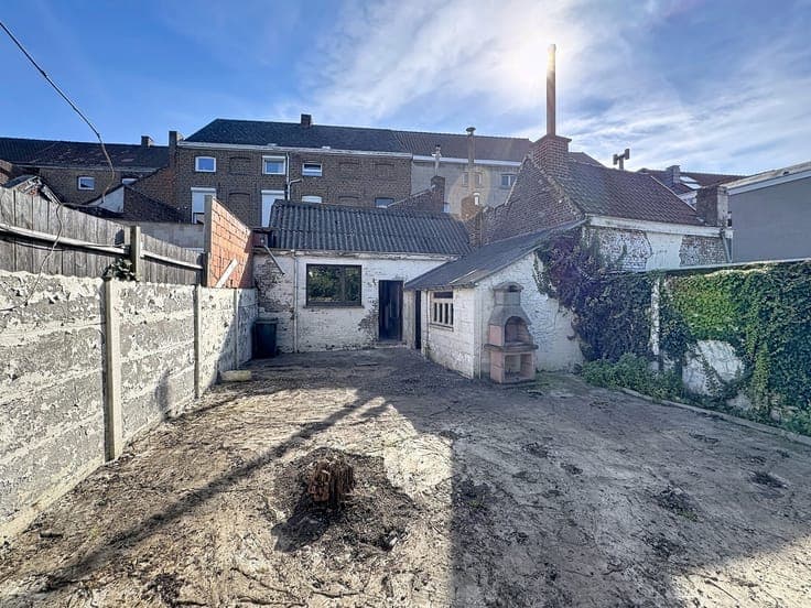 Massive 5-bedroom home in need of renovation with a garden