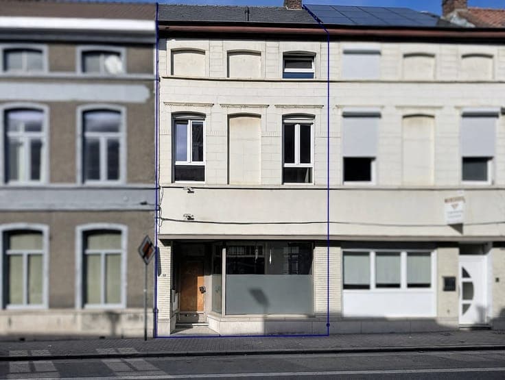 Massive 5-bedroom home in need of renovation with a garden