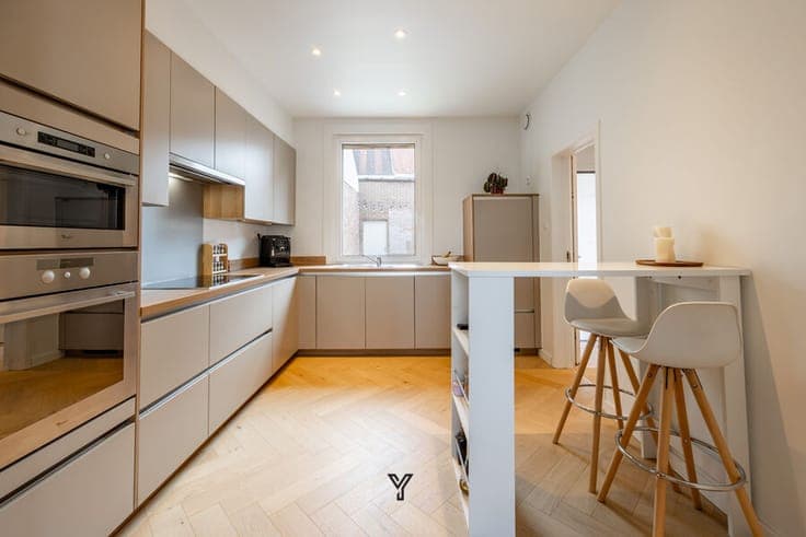 READY-TO-MOVE-IN HOUSE WITH GARAGE AND SUNNY TERRACE