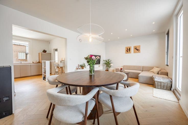 READY-TO-MOVE-IN HOUSE WITH GARAGE AND SUNNY TERRACE