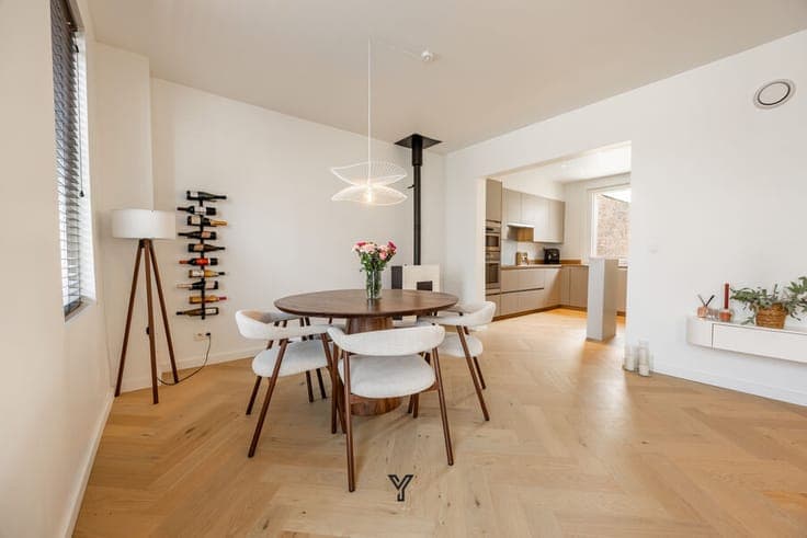 READY-TO-MOVE-IN HOUSE WITH GARAGE AND SUNNY TERRACE