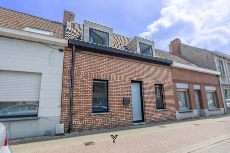 READY-TO-MOVE-IN HOUSE WITH GARAGE AND SUNNY TERRACE