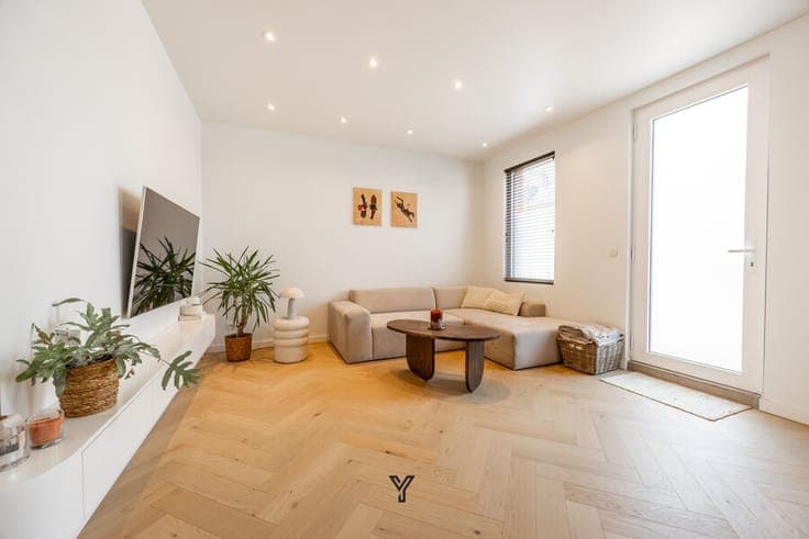 READY-TO-MOVE-IN HOUSE WITH GARAGE AND SUNNY TERRACE