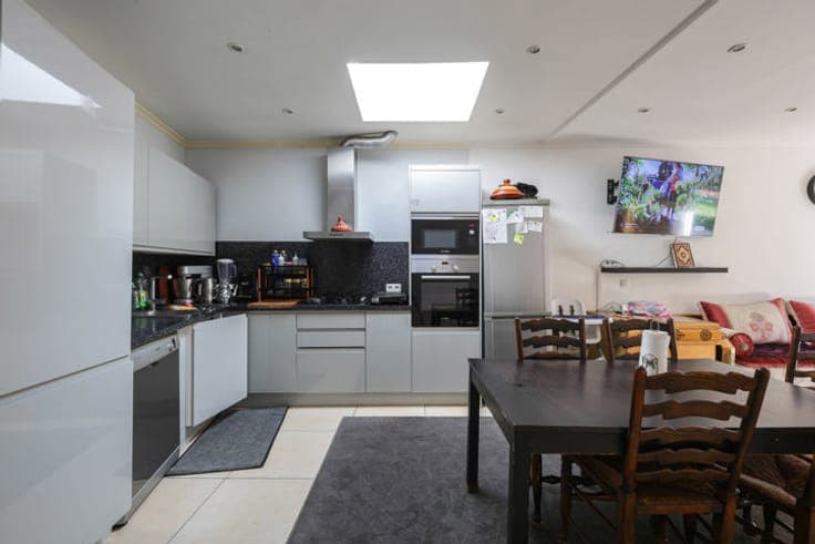 BUILDING WITH 4 RECOGNIZED UNITS + GARDEN + GARAGE FOR SALE