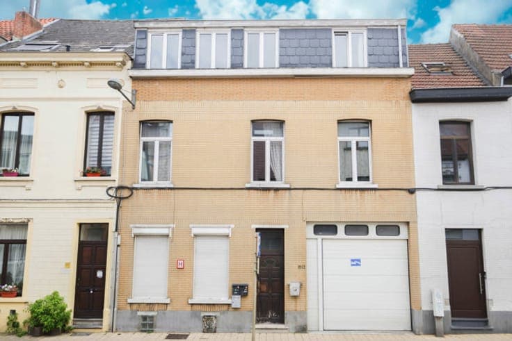 BUILDING WITH 4 RECOGNIZED UNITS + GARDEN + GARAGE FOR SALE