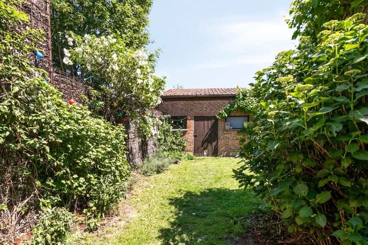 VERZORGDE INSTAPKLARE RIJWONING MET GARAGE EN GEZELLIGE TUIN
