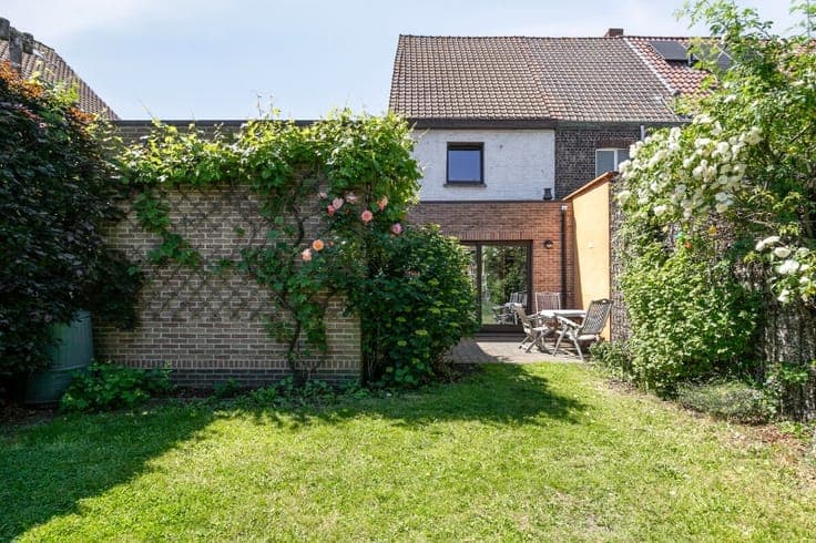 VERZORGDE INSTAPKLARE RIJWONING MET GARAGE EN GEZELLIGE TUIN