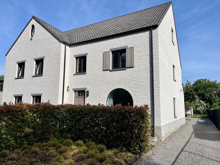 Elegante woning op 538 M2 nabij het centrum van Neeroeteren.