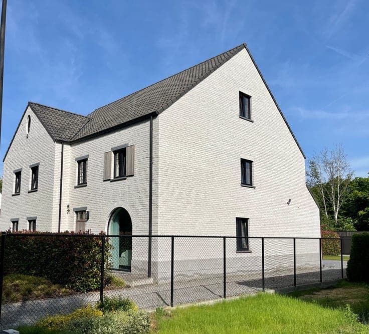 Elegante woning op 538 M2 nabij het centrum van Neeroeteren.