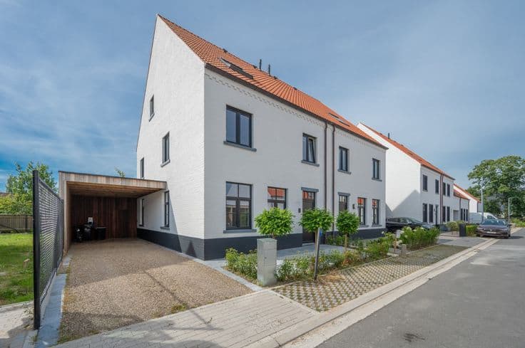 recente instapklare 3-gevelwoning te Moerkerke