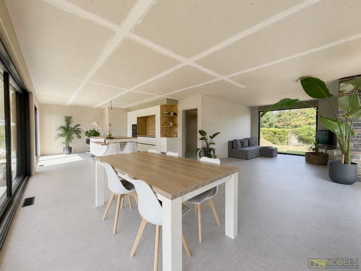 Te koop, Laagbouwvilla met 5 slaapkamers, boomgaard en un...