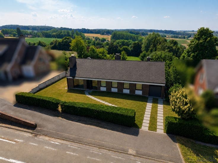 Te koop, Laagbouwvilla met 5 slaapkamers, boomgaard en un...