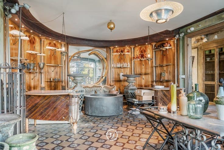 Iconic townhouse with commercial space