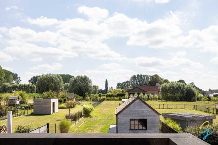 Home in a rural setting, 4 bedrooms in perfect condition!