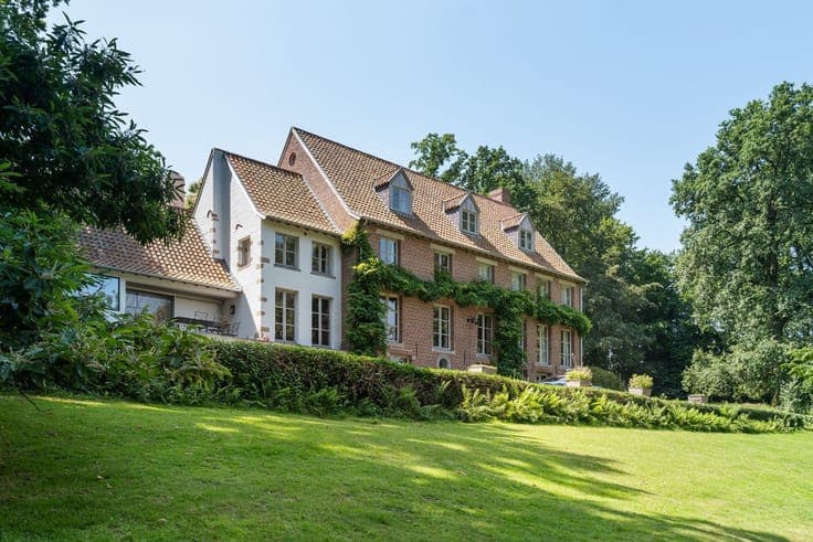 Instapklaar Engels landhuis op 6 hectare met eigen parktuin