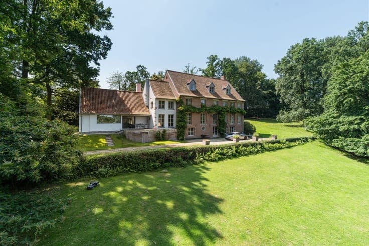 Instapklaar Engels landhuis op 6 hectare met eigen parktuin