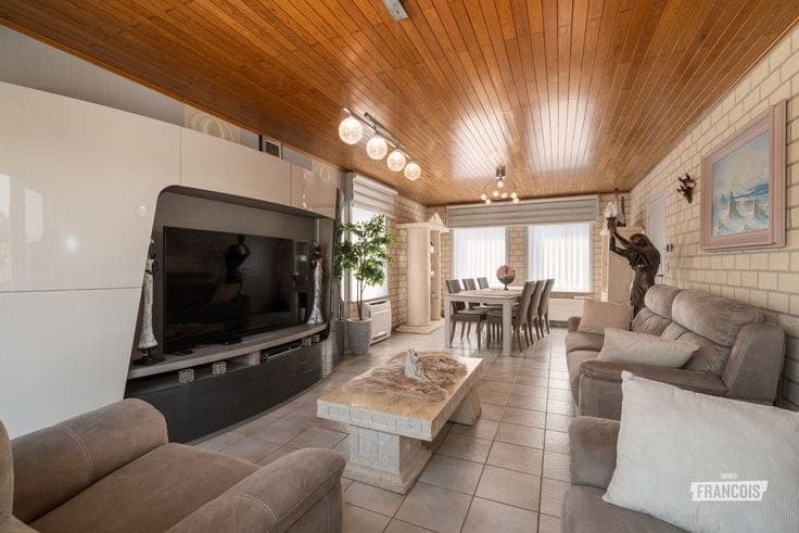 Well-maintained family home with 3 bedrooms in Wichelen