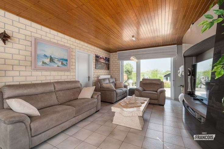 Well-maintained family home with 3 bedrooms in Wichelen