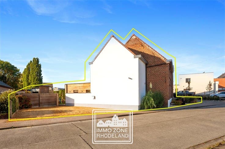Extremely attractive, move-in-ready home with 3 bedrooms and
