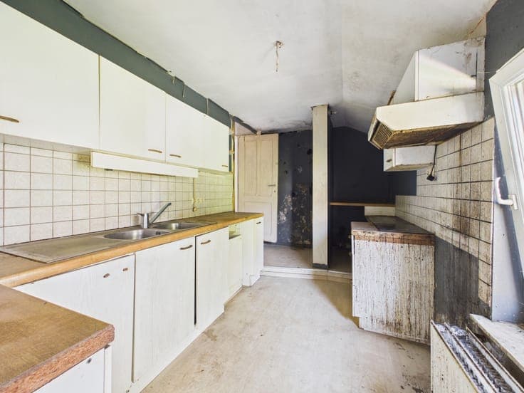 House with garage and garden to renovate